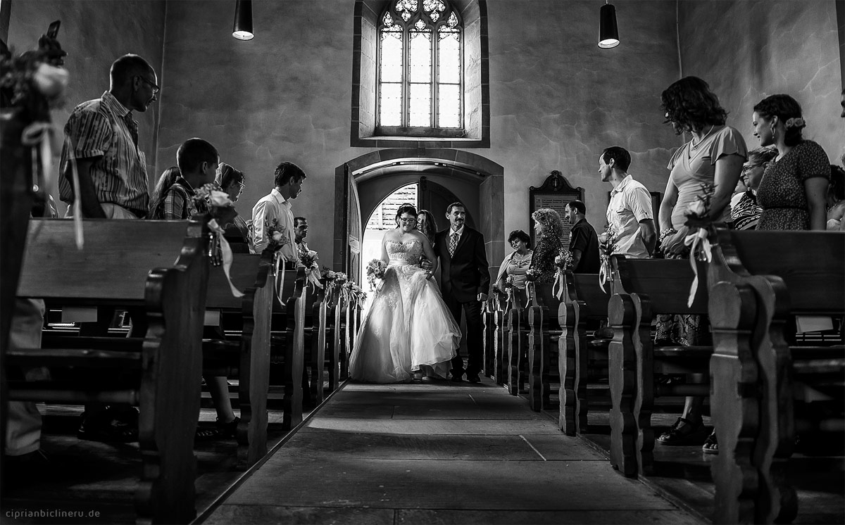 Braut mit Vater im Kirche bevor Kirliche Trauung im Luzern